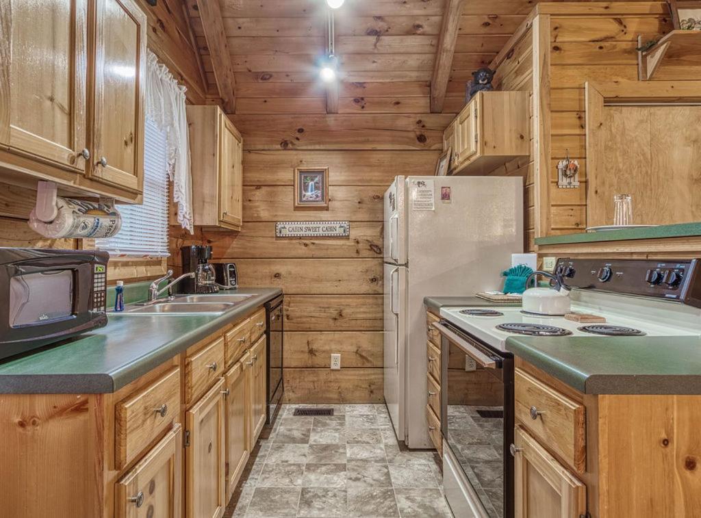 Mountain Eden, Hot Tub, Resort Pool, Wifi, 1089 Free Tickets Each Paid Day, Dollywood And More Гетлинбург Екстериор снимка