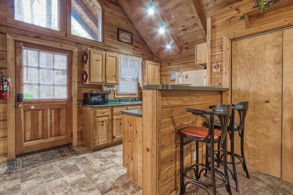 Mountain Eden, Hot Tub, Resort Pool, Wifi, 1089 Free Tickets Each Paid Day, Dollywood And More Гетлинбург Екстериор снимка