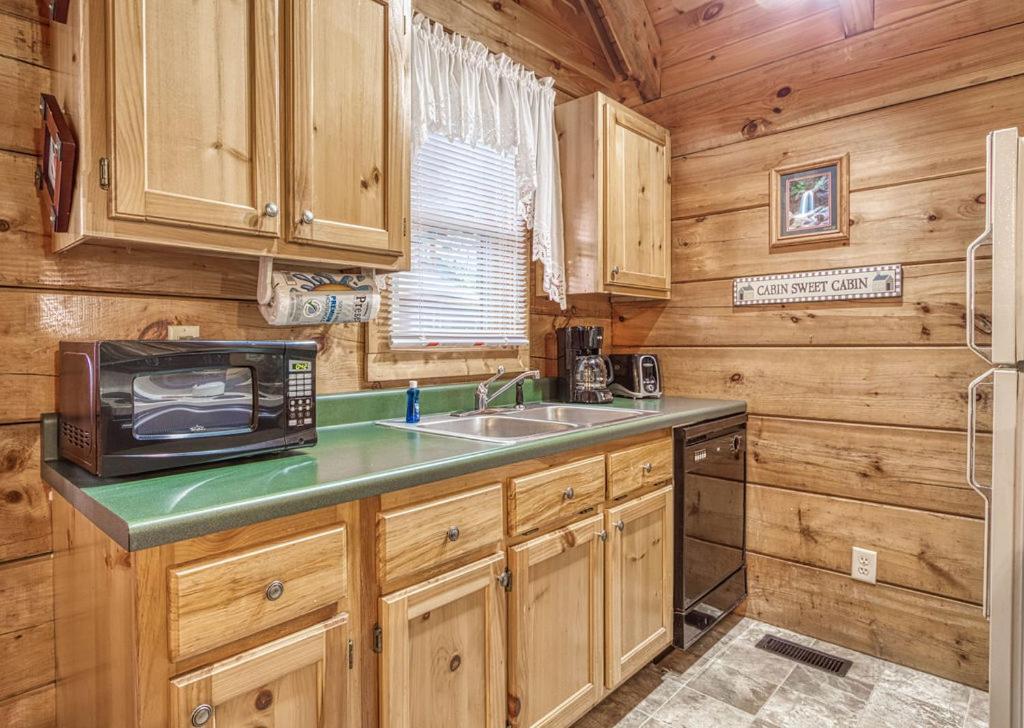 Mountain Eden, Hot Tub, Resort Pool, Wifi, 1089 Free Tickets Each Paid Day, Dollywood And More Гетлинбург Екстериор снимка